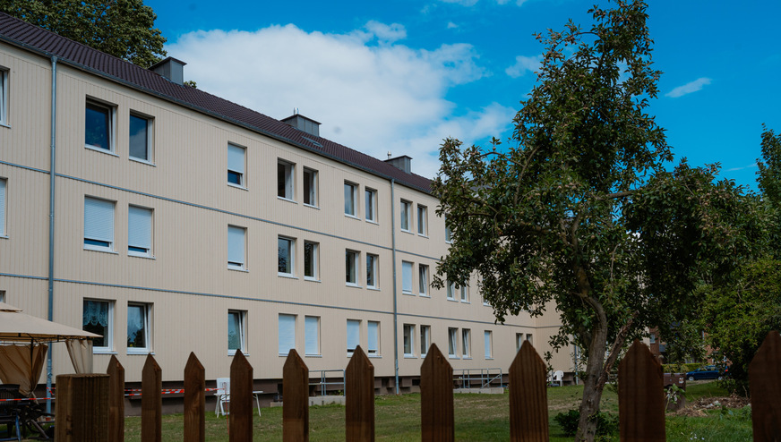 Die holzbasierten Fassadenmodule (hier die neue Fassade nach der Montage) enthalten schon Fenster und Rollladenkästen sowie ein dezentrales Lüftungssystem.