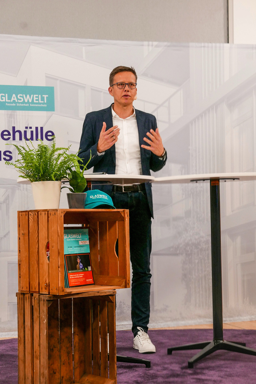 Daniel Mund, Chefredakteur der GLASWELT, moderierte die Slots zu Fenstern und Sonnenschutz.