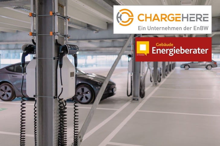 Bild einer Ladestation für Elektrofahrzeuge in einem Parkhaus, umgeben von technischen Installationen, das die Integration moderner Anlagentechnik und Energieinfrastruktur im urbanen Umfeld veranschaulicht; symbolisch für innovative Gebäudekonzepte zur Steigerung der Energieeffizienz. - © ChargeHere