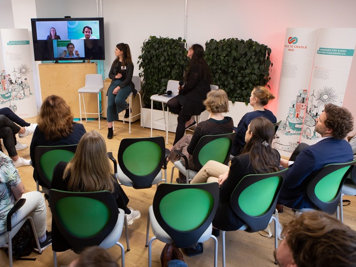 Mehr als 250 Personen nahmen am C2C-Summit "Kommunen der Zukunft gestalten" am 12. Mai 2022 in Berlin teil, davon 70 vor Ort. - © C2C NGO
 Mehr als 250 Personen nahmen am C2C-Summit "Kommunen der Zukunft gestalten" am 12. Mai 2022 in Berlin teil, davon 70 vor Ort.