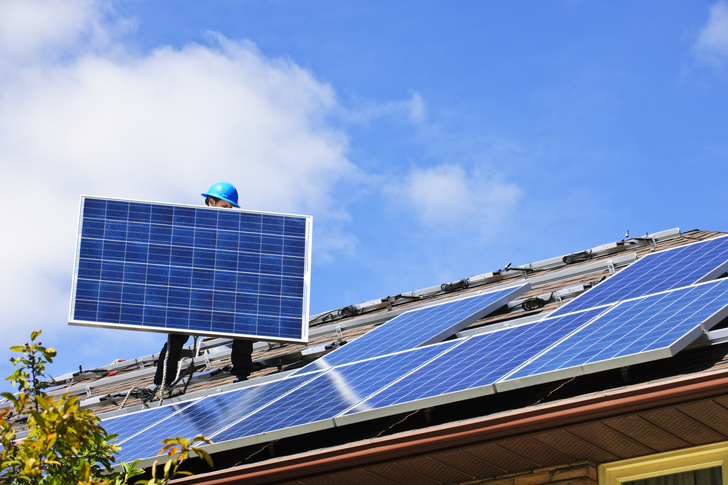 Grundsätzlich sollte sich die Größe der Solaranlage am Stromverbrauch des Haushalts orientieren, weil sie sich dann besonders schnell rentiert. - © Elenathewise - stock.adobe.com
