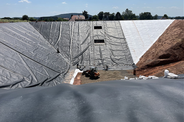 Der saisonale Erdbeckenspeicher soll das hessische Dorf Bracht zukünftig mit solar erhitztem Warmwasser versorgen. - © Viessmann