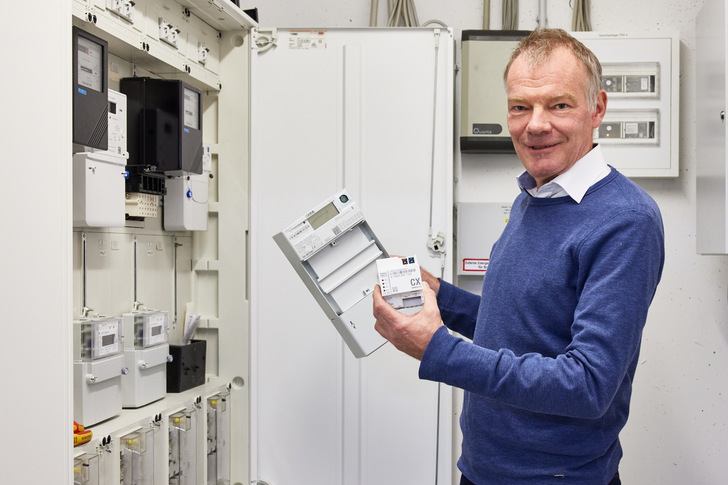 Gero Lücking, Head of Smart-Metering bei Techem, mit einem digitalen Stromzähler in der rechten und einem Smart-Meter-Gateway in der linken Hand: Beide zusammen ergeben ein intelligentes Messsystem. - © Oliver Roesler / Techem