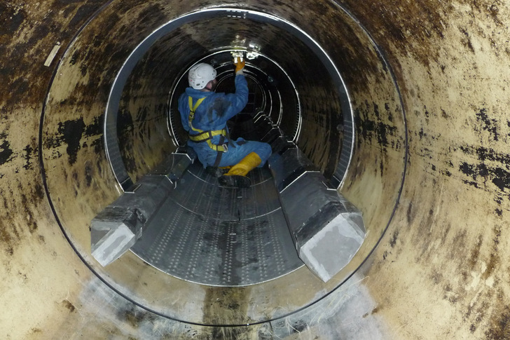 Ein Monteur kontrolliert die Wärmetauscher im Abwasserkanal. - © Uhrig Energie