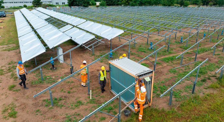 Die Bauleute haben ihre Arbeit in Leipzig-Lausen begonnen und montieren die Röhrenkollektoren für das Solarheizkraftwerk. - © Bild: Leipziger Gruppe