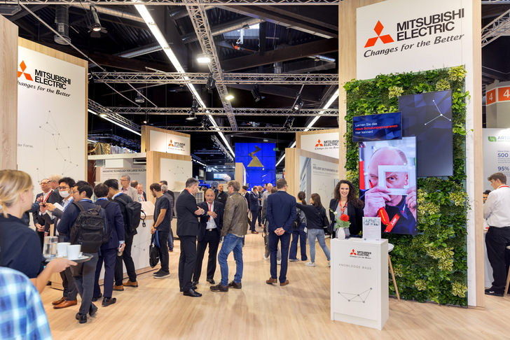 Neben Neuheiten bietet Mitsubishi Electric bei der Chillventa 2024 interessierten Besucherinnen und Besuchern geführte Touren über seinen Messestand an. - © Mitsubishi Electric