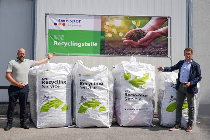 Swisspor-Geschäftsführer Daniel Brandstetter (rechts) und Produktionsleiter René Prinz zeigen die Annahme von gesammeltem EPS für das Recycling. - © Swisspor Österreich