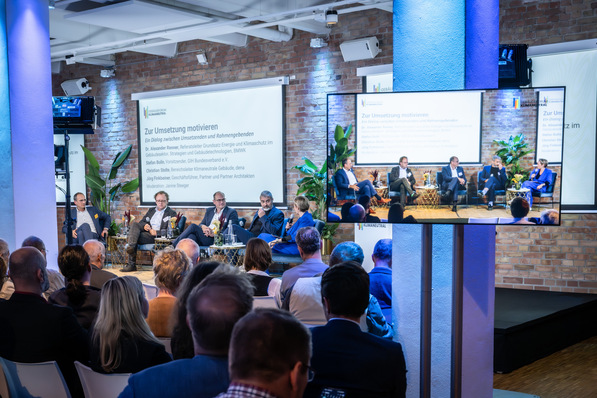 © Dena / Claudius Pflug Die Teilnehmenden der Eröffnungsdiskussion, v.l.n.r.: Christian Stolte (Dena), Stefan Bolln (GIH), Alexander Renner (BMWK), Jörg Finkbeiner (Partner und Partner Architektur), Janine Steeger (Moderation)