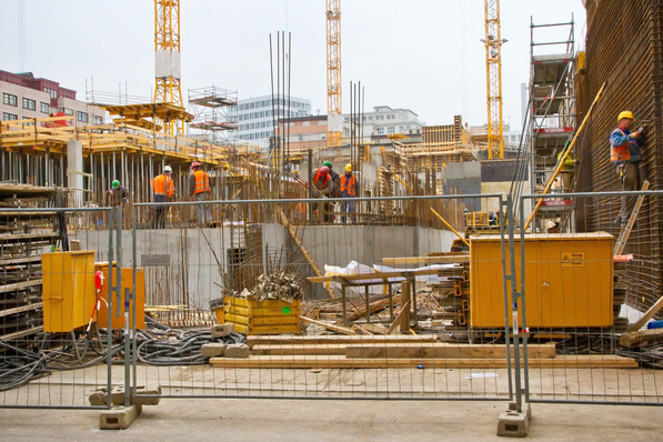 © Jürgen Fälchle / stock.adobe.com Im Hochbau sank der Umsatz, ein Plus im Tiefbau konnte diesen Rückgang allerdings kompensieren.