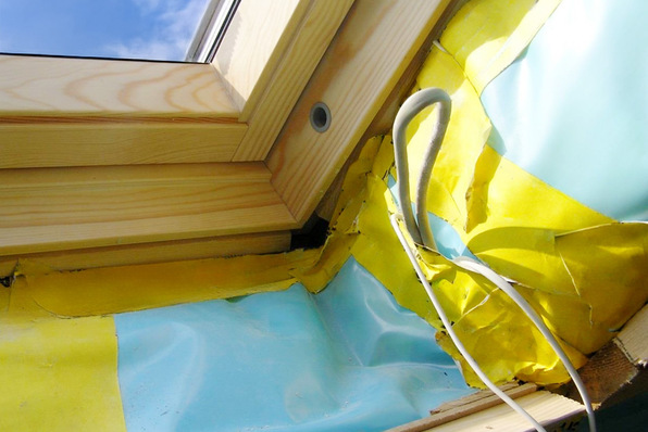 © FLiB Leckage-Trio: Hier kommen undichter Fenstereinbau, faltige und daher fehlerhafte Folienverklebung und unzureichend abgedichtete Kabeldurchdringung auf engstem Raum zusammen.
