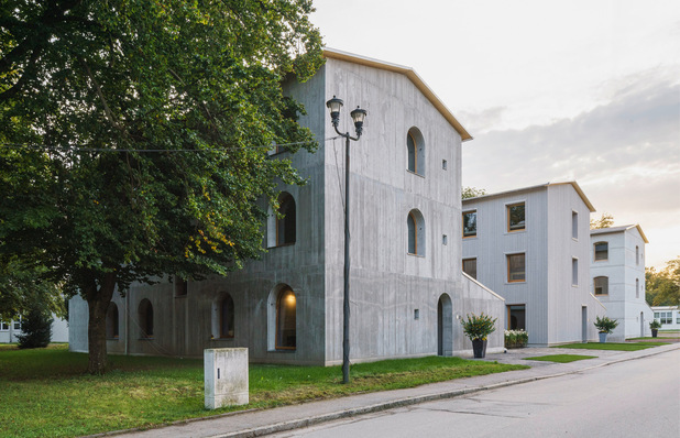 © Bild: Sebastian Schels / PK Odessa Die ersten drei Forschungshäuser in Bad Aibling: Hier wurde und wird erprobt, wie weit man es mit dem einfachen Bauen treiben kann.