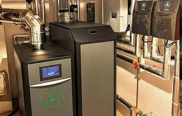 © Bild: AF Wärme / Biomassehof Allgäu Beim ECO-Hybrid-System übernimmt eine Pelletanlage die Wärmeversorgung in der kalten Jahreszeit.