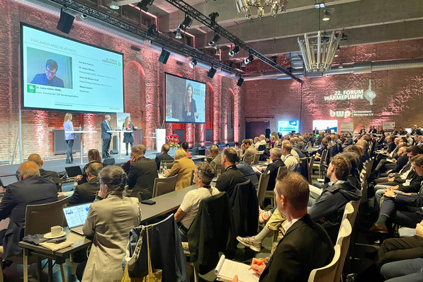 © Tim Geßler Das 22. Forum Wärmepumpe in Berlin war mit über 500 Teilnehmerinnen und Teilnehmer aus Industrie, Handwerk, Wissenschaft und Politik ein voller Erfolg. Für die Parteien war es eine der ersten Gelegenheiten, ihren Kurs in Bezug auf die Wärmewende abzustecken.