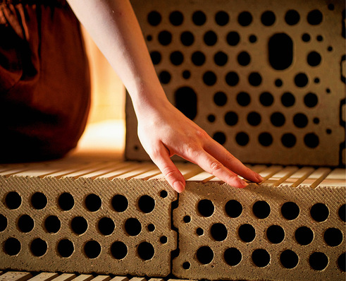 © Bild: Gima Ein Lehmhochlochziegel, der sich gemäß Hersteller ähnlich wie ein gebrannter Ziegel einsetzen lässt. Er ist geeignet für die nichttragende und tragende Innenwand und als tragende Außenwandkonstruktion.