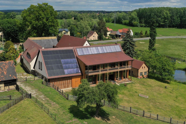 © Hofgut Erler / Sonnenhaus-Institut Probleme mit der Genehmigung von Solaranlagen gibt es sowohl bei Denkmälern, als auch bei Altstadt-Ensembles und bei dörflichen Ortsbildern. Auch wenn die Bauherren selbst hohen Anspruch an die Gestaltung legen, werden Anträge oft abgelehnt. Glück hatte der Besitzer des sehr gelungenen Sanierungsprojektes eines ländlichen Anwesens in Thüringen.