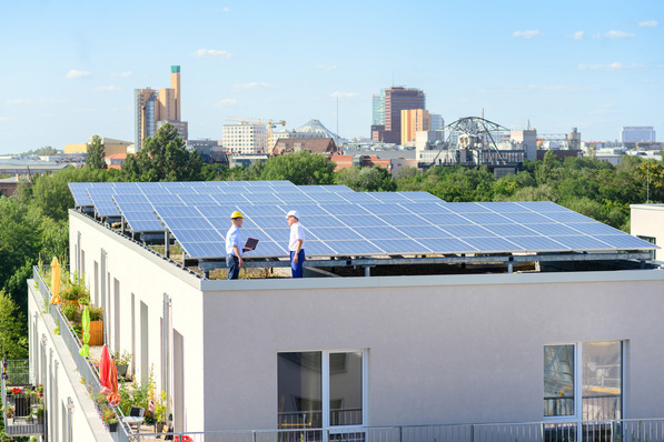 © Naturstrom Auch auf Mehrfamilienhäusern werden Photovoltaik-Anlagen immer beliebter.