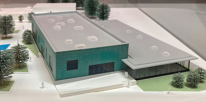 © Bild: Krieger Architekten 1 Klare Struktur: Das Hallenbad mit grün eingefärbten Modulen überragt die verglaste Nebenzone.