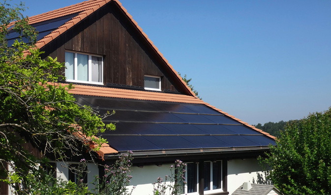 © Bild: Joachim Sting / DGS 1  In der Schweiz nicht ungewöhnlich: Indachanlage mit rahmenlosen PV-Modulen