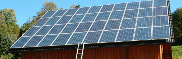 © Bild: Sachverständigenbüro Ludwig Held 1  Auf der komplett mit PV-Modulen belegten Satteldachfläche finden sich keine Wege für Wartung und Reinigung.