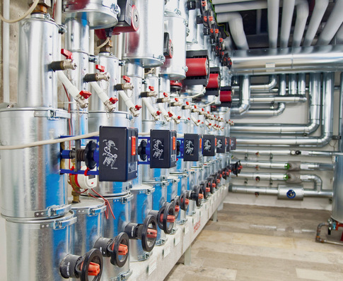 © Bild: cybercomputers.de - stock.adobe.com Sollte es bei Energie-Contracting zu Problemen kommen, ist ein Besichtigungstermin im  Heizungskeller angeraten.