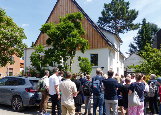 © Bild: Passivhaus-Institut Bei einer Informationsveranstaltung im Juli 2024 konnten Energieberatende dieses hocheffizient sanierte Gebäude besichtigen und mit den Bewohner:innen sprechen. Der Energieverbrauch des Einfamilienhauses aus dem Jahre 1928 dürfte sich im Endeffekt auf weniger als ein Zehntel reduzieren.
