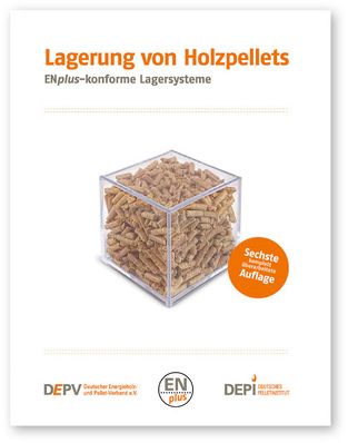 Kiste mit Holzpellets auf weißem Hintergrund mit deutschem Text zum Thema Lagersysteme. - © Bild: DEPI