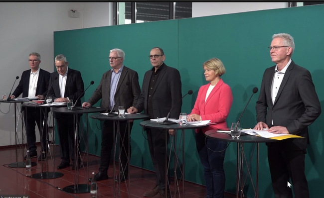 © Bündnis Soziales Wohnen / pgl Michael Hölker (BDB), Robert Feiger (IG Bau), Matthias Günther (Pestel Institut), Dietmar Walberg (ARGE Kiel), Janina Bessenich (Caritas) und Hannes Zapf (DGfM) stellten die Studie des Bündnisses Soziales Wohnen vor.