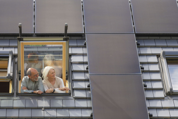 © Zukunft Altbau Damit eine Solaranlage ihren maximalen Ertrag bringt, müssen die Module frei von Schmutz und anderen Ablagerungen sein. Deshalb empfiehlt sich im Frühling ein Check der Anlage durch Fachleute.