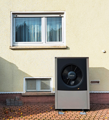 © Bild: Institut Wohnen und Umwelt 1 Die stagnierende Sanierungsrate und der zunehemend regenerativ erzeugte Strom erfordern ein Umdenken bei der Wärmepumpenpraxis im Bestand.