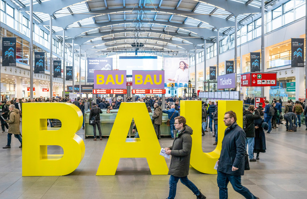 © Bild: Messe München Leitthemen auf der BAU waren unter anderem das ressourcenschonende und nachhaltige Planen und Bauen sowie KI. Dies spiegelte sich auch in einigen Software-Neuerungen wider.