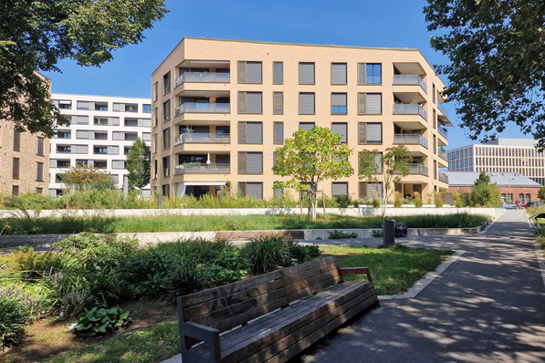 © Stadt Mannheim Das Glücksteinquartier mit 750 Wohnungen und 4.600 Arbeitsplätzen ist auf einer Brachfläche auf der bisher wenig attraktiven Südseite des Mannheimer Hauptbahnhofs entstanden. Das Quartier zeichnet sich durch eine standortgerechte urbane Dichte und eine moderne Architektur aus. Einzelne ehemals zu Bahnbetriebszwecken genutzte Gebäude blieben erhalten. Dachbegrünungen sowie die Durchgrünung des Gebietes schaffen ein gutes Kleinklima.