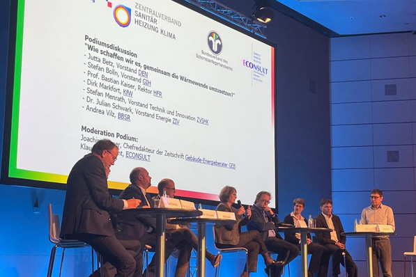 © Alisia Romeo Bei der Podiumsdiskussion diskutierten Verbandsmitglieder und Zuschauer über die Leitfrage: Wie schaffen wir es, gemeinsam die Wärmewende umzusetzen?