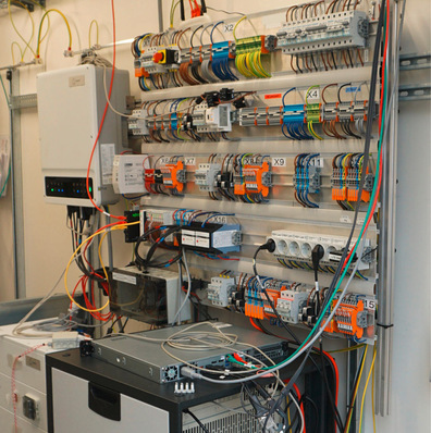 © Bild: KIT Das Karlsruher Institut für Technologie und die Berliner Hochschule für Technik und Wirtschaft prüfen mit einem neu entwickelten Testverfahren prognosebasierte Ladestrategien von PV-Batterien.