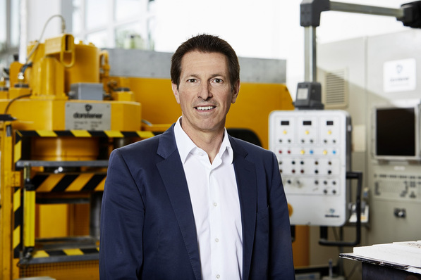 © Bundesverband Kalksandsteinindustrie Roland Meißner, Geschäftsführer des Bundesverbandes Kalksandsteinindustrie: Bis zum Vorliegen eines verbindlichen Ordnungsrahmens könnten sich Verbandsmitglieder wie auch Stakeholder und Marktpartner auf das Nachhaltigkeitsgütesiegel als einheitliches und wissenschaftlich fundiertes Bewertungssystem verlassen.