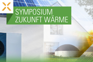 Grünes Banner mit der Aufschrift „Symposium Zukunft Wärme“ über einem Haus mit Solarmodulen und einer Wärmepumpe im Außenbereich. - © Conexio-PSE