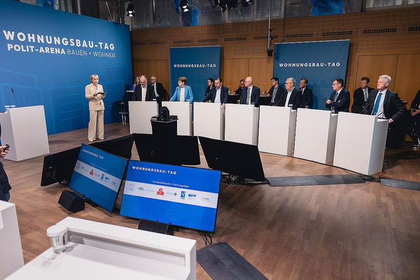 © Tobias Seifert / Wohnungsbautag 2025 Moderatorin war Anke Plättner, eingeladen hatten die Verbände, vertreten durch (v. l. n. r.) Lukas Siebenkotten (DMB), Katharina Metzger (BDB), Dirk Salewski (BFW), Wolfgang Schubert-Raab (ZDB), Robert Feiger (IG Bauen-Agrar-Umwelt), Axel Gedaschko (GdW) sowie Hannes Zapf (DGfM)