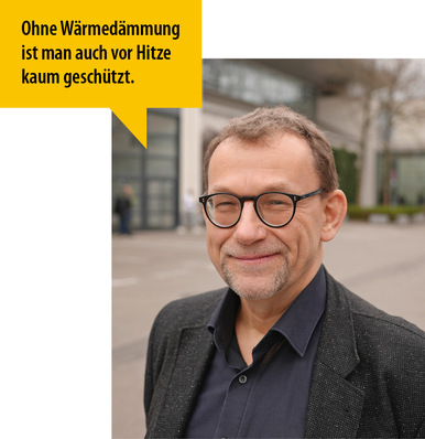 Draußen steht ein lächelnder Mann mit Brille, in einer gelben Sprechblase erscheint ein deutscher Text zum Thema Hitzeschutz. - © Bild: Marcus Walter