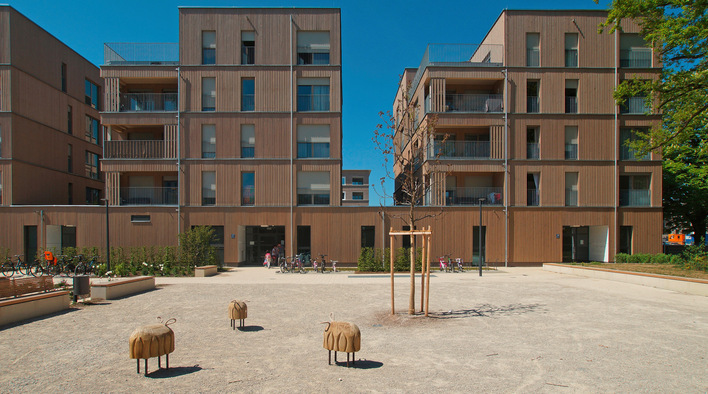 © Bild: Jakob Schoof Eie besonders hohe Dichte an mehrgeschossigen Holzbauten findet sich in der ökologischen Mustersiedlung Prinz-Eugen-Park in München – geht doch!