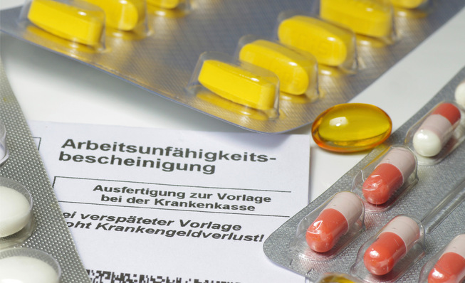 © Bild: megakunstfoto - stock.adobe.com Mit der Arbeitsunfähigkeitsbescheinigung dokumentiert der behandelnde Arzt die voraussichtliche Dauer der Krankschreibung.