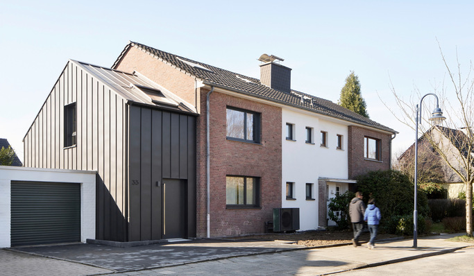 © Bild: Annika Feuss Viele Ein- und Zweifamilienhäuser der 1950er bis 1970er Jahre werden CO ₂ -intensiv beheizt und haben große Wärmeverluste. Sie werden außerdem zum Teil nur noch von einer Person höheren Alters bewohnt, wie bis vor einiger Zeit diese Doppelhaushälfte – die heute als Effizienzhaus wieder eine Familie beherbergt.