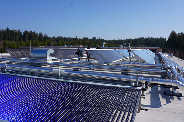 © Brauerei Rothaus Die Rothaus-Brauerei in Grafenhausen im Schwarzwald setzt schon seit 2018 Sonnenwärme in der Bierproduktion ein:
für eine Flaschenwaschanlage und einen Brauwassertank.