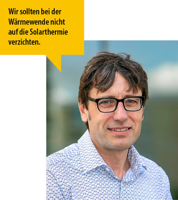 Mann mit Brille lächelt; Sprechblase auf Deutsch über die Bedeutung der Solarthermie für die Wärmewende. - © Bild: Wilhelm Mierendorff