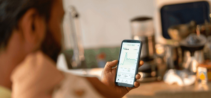 © Bild: Tibber Die skandinavische Firma Tibber ist digitaler Ökostromversorger und Flexibilitätsvermarkter. Tibber verkauft Ökostrom  und bietet Heimenergiemanagementsysteme zur Optimierung des Stromverbrauchs. Kund:innen zahlen eine Grundgebühr, den Strom erhalten sie zum stündlichen Börsenpreis zuzüglich Abgaben, Steuern und Umlagen. Das Heimenergiemanagementsystem ist im Preis enthalten. Tibber bietet derzeit zwei dynamische Tarife: monatlich und volldynamisch (stündlich und ab Oktober viertelstündlich). Bei der monatlichen Abrechnung müssen die Kund:innen an jedem 1. des Monats ihren Zählerstand in der Tibber App eintragen. Der monatliche Verbrauch und die geschätzte Verbrauchskurve des deutschen Standardlastprofils werden übereinandergelegt und ein gewichteter Mittelwert gebildet und mit dem durchschnittlichen Börsenstrompreis des Monats abgerechnet. Der Tarif eignet sich für Verbraucher:innen mit einem analogen als auch digitalen Stromzähler. Wer dagegen ein Smart Meter, ein digitaler Zähler mit Kommunikationsmodul hat, der kann zum stundenaktuellen beziehungsweise ab Oktober zum viertelstundengenauen Börsenstrompreis abrechnen und hat die Möglichkeit, hohe Verbräuche in Zeitfenster mit kleinen Preisen zu lenken.