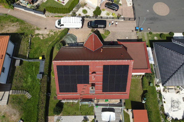 © Solarwatt Es gibt in Deutschland etwa 3,7 Millionen private Solaranlagen, aber 16,3 Millionen Eigenheime. Würden alle verbleibenden Privathaushalte mit Photovoltaik und Speicher ausgerüstet, so der PV-Anbieter Solarwatt, könnten sie zusammen pro Jahr mehr als 25 Milliarden Euro sparen.