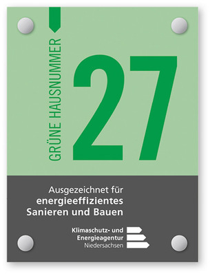 Grüne Plakette mit der Nummer 27, die energieeffizientes Sanieren und Bauen in Niedersachsen auszeichnet.