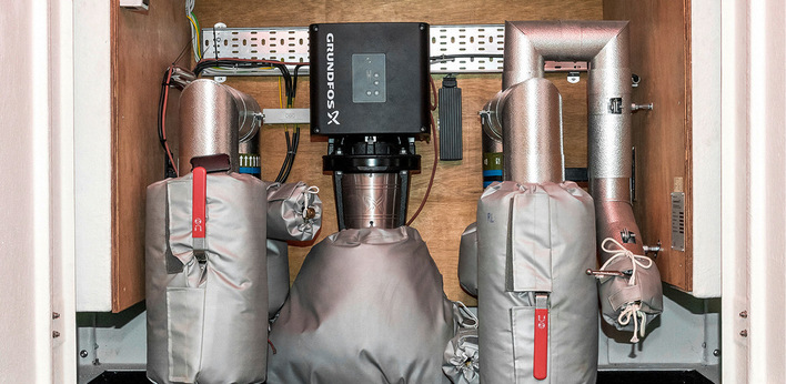 © Bild: Grundfos IGRID-Pumpenanlage für die Temperaturabsenkung: Der Rücklauf (rechts) wird über die Pumpe geführt und geregelt dem Vorlauf des Netzabschnittes (links) beigemischt.