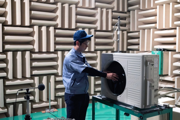 © Bosch Ein Hitachi-Mitarbeiter testet eine Klimaanlage im Soundlabor des japanischen Werks Tochigi. Mit der Übernahme der Marke Hitachi erschließt sich der deutsche Heizungskonzern den japanischen Klimatisierungsmarkt.