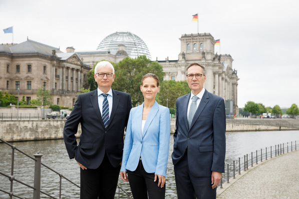 © Stefan Wieland Von Rückabwicklung in den Bereichen des Umwelt- und Klimaschutzes spricht die Dreier-Spitze der Deutschen Umwelthilfe: Jürgen Resch, Barbara Metz und Sascha Müller-Kraenner (v.l.n.r.).