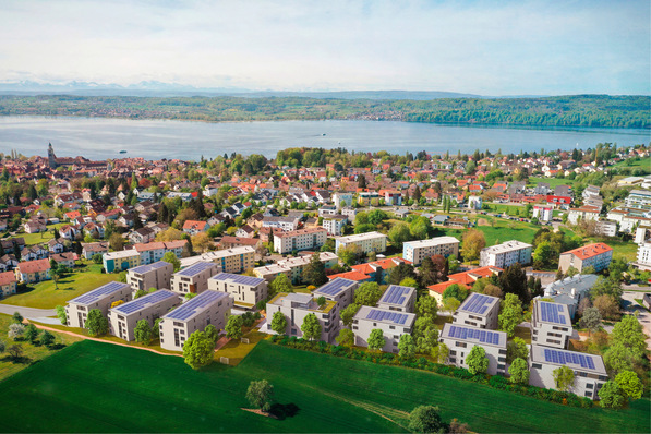 © Bild: Baugenossenschaft Überlingen Die 14 Neubauten im Vordergrund wurden im KfW-40-Plus-Standard errichtet, mit PV und Batteriespeichern, die Bewohner profitieren dazu von einem Mieterstrom-Konzept und E-Carsharing.