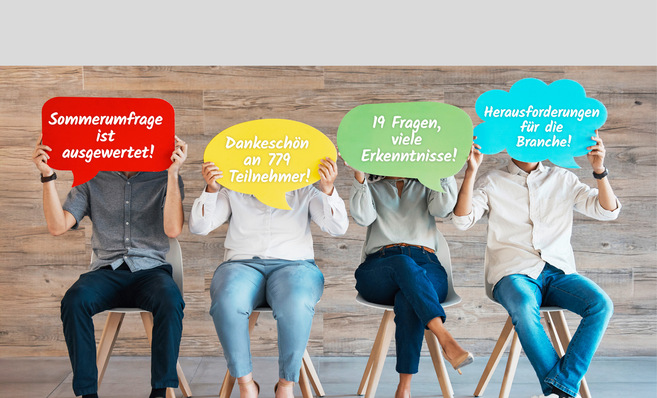 Vier auf Hockern sitzende Personen halten bunte Sprechblasen mit deutschen Umfragebotschaften in der Hand. - © Bild: Charlize D/peopleimages.com - stock.adobe.com